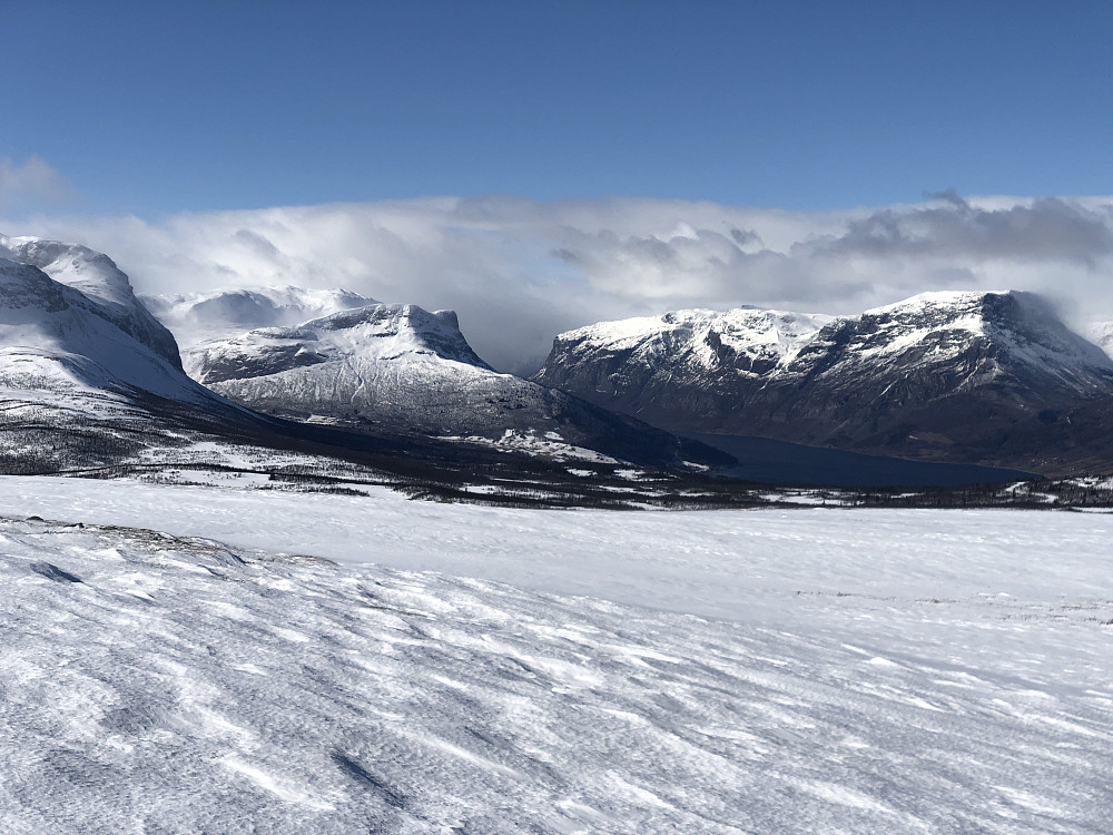 Mot Filefjell; Grindane, Bergsfjellet og Skutshorn bak, med Vangsmjøsa nede i dalen