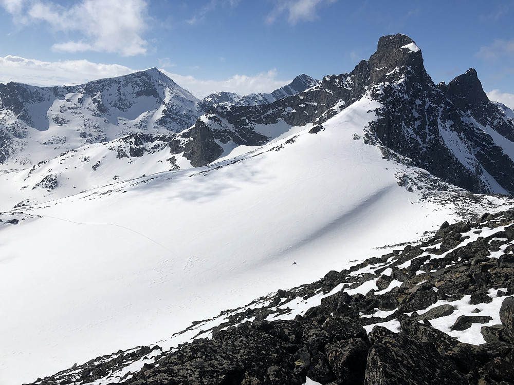 Vestre Leirungstind, med Midtre Leirungstind på ryggen mot hovedtoppen, ca der snøen slutter