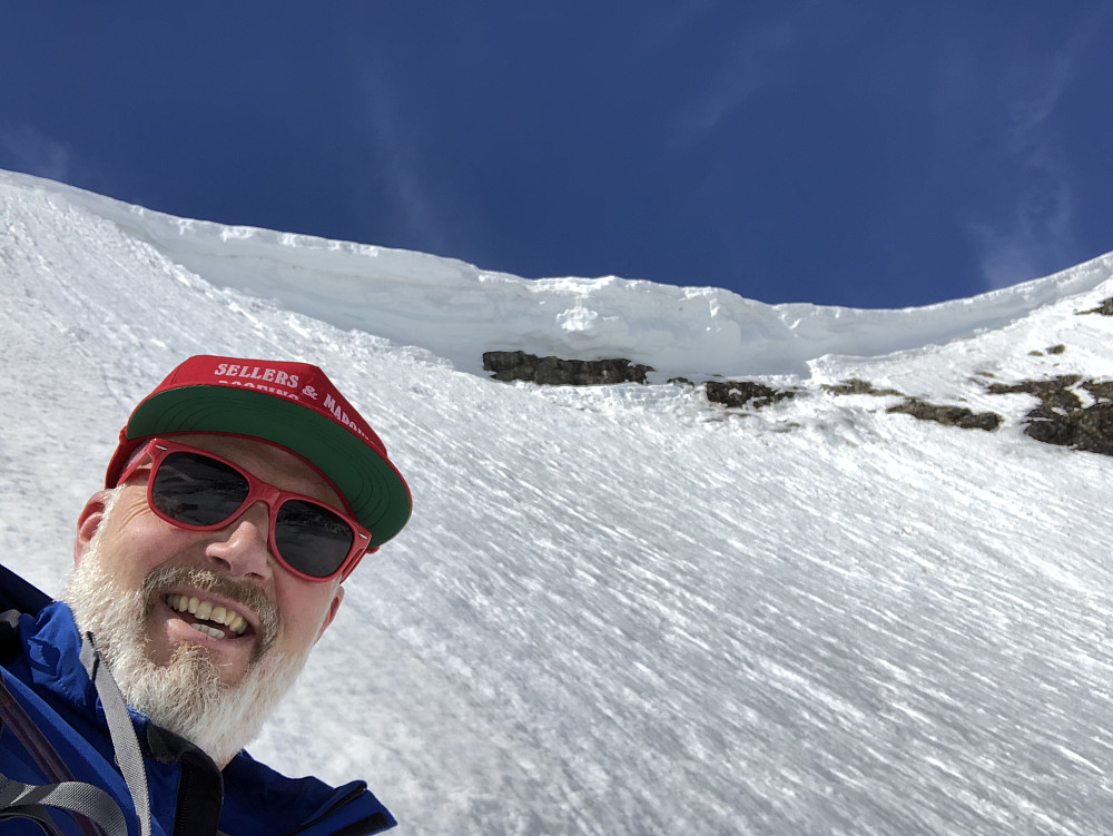 Place not to be!  Her var intet blivende sted. Men prøvde en litt bratt variant ned fra Høgeloft. Ca 1200 meter sør for toppen.