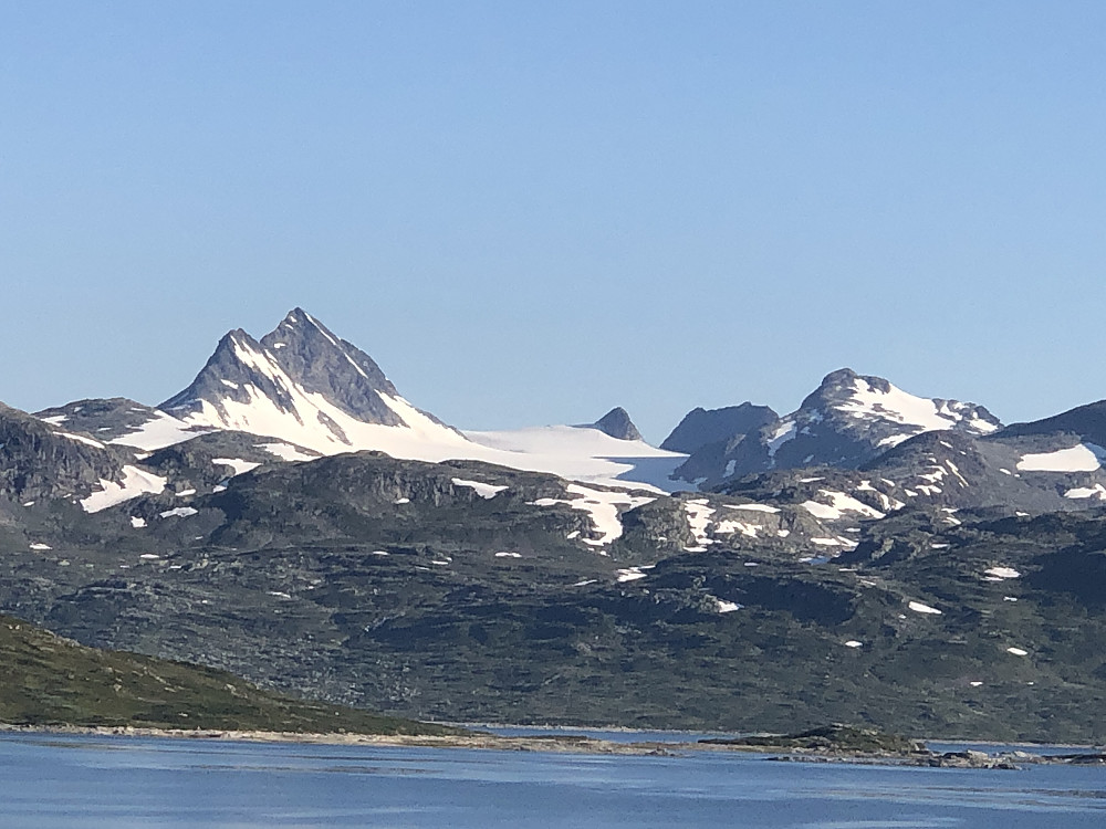 Uranosryggen, Ursknappen stikkende opp av breen, og Langskaveltind. Porten til dagens mål. Sagiryggen sees til høyre for midten av bildet, ved siden av Ursknappen.