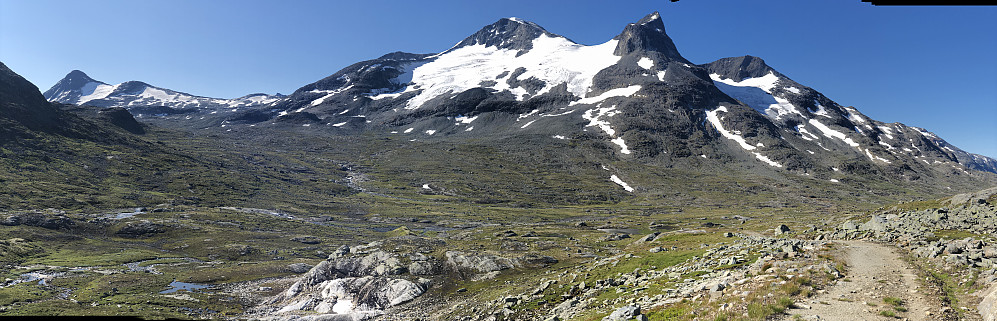 Austre Rauddalstinden helt til venstre, så Store og Vestre midt i. Vest for Vestre (1931 moh) til høyre