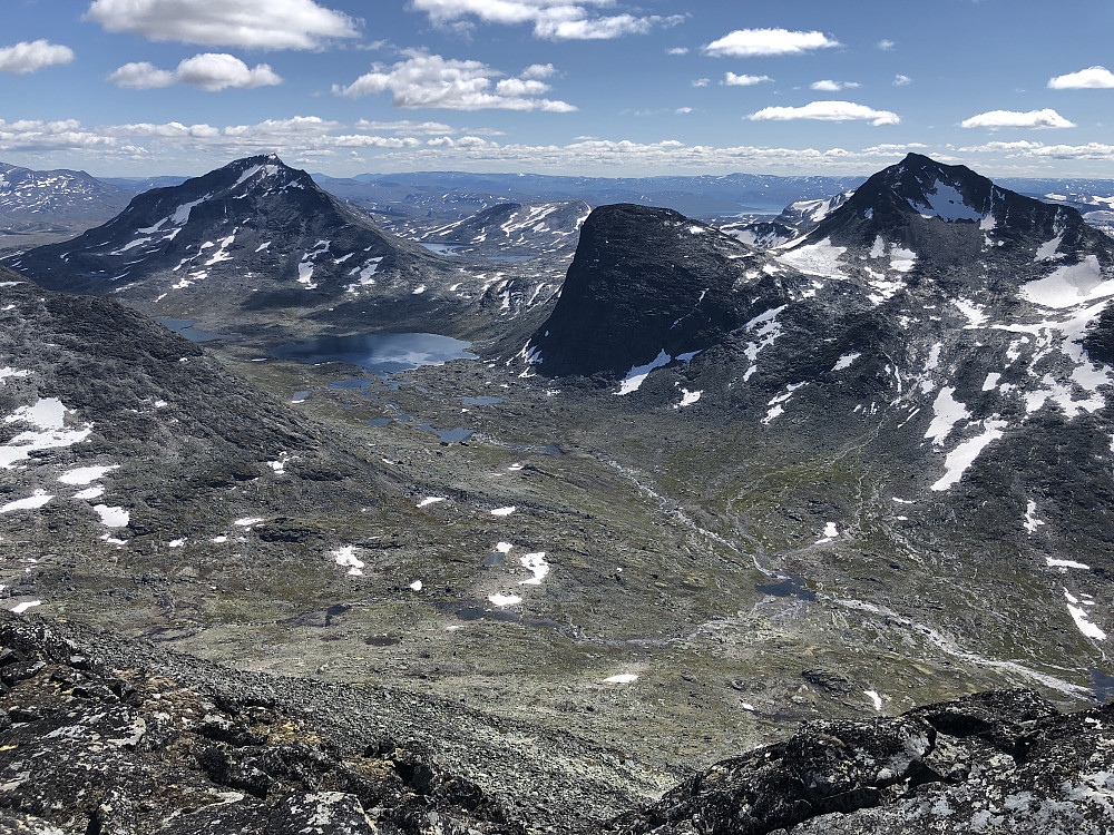 Olavsbu i Rauddalen. Snøholstind til venstre og Mjølkedalstind til høyre. 