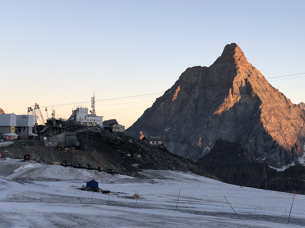 Refugio Guide del Cervino med Matterhorn kneisende bak