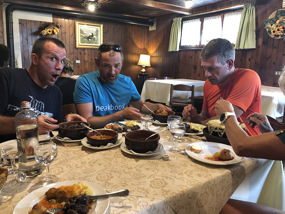 Sen lunsj nytes på en bortgjem perle av en restaurant, Restaurant Chez Nous, rett ved Ussel Castello.