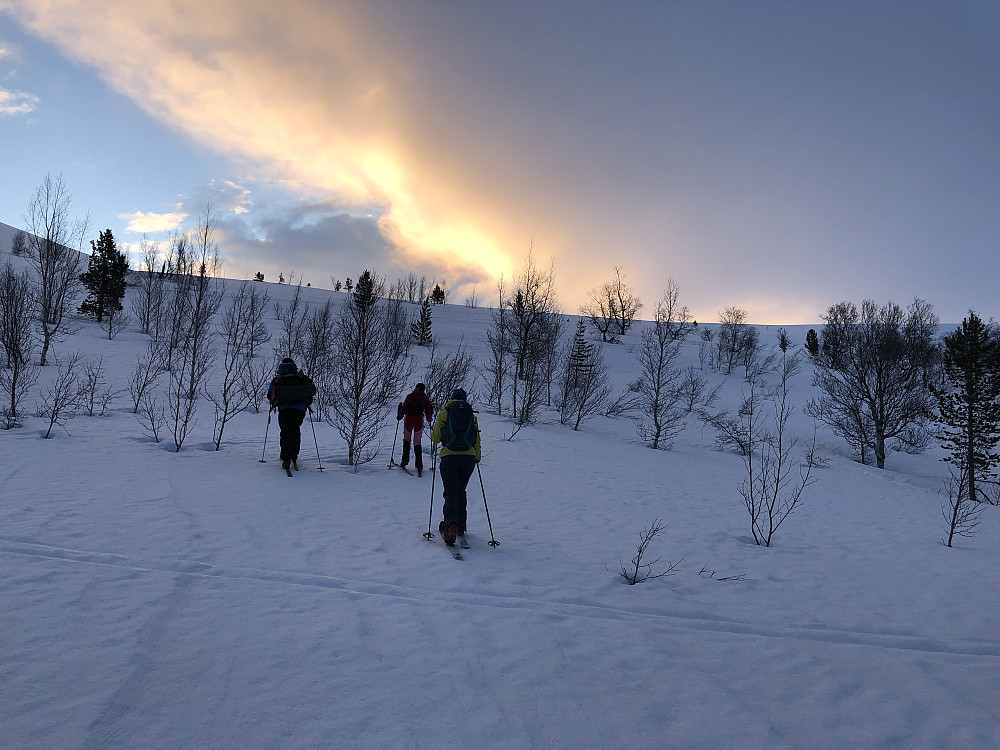 Tidlig start, spent på været. Meldingen sier -7 - -10 kalde grader og 8-10 sekundmeter nordavind på toppen.