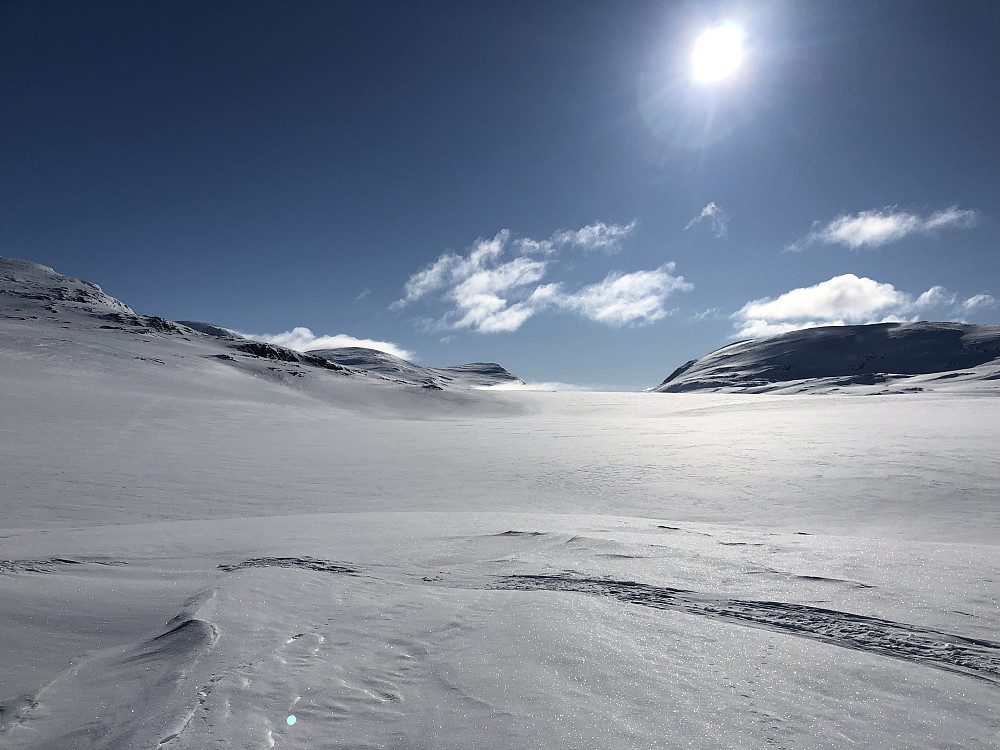 Snippen av Blåhøe, Gråhø og Gråhøe, med Søre Gråhøe (1908 moh) til venstre i bildet, Skarvedalseggen til høyre.