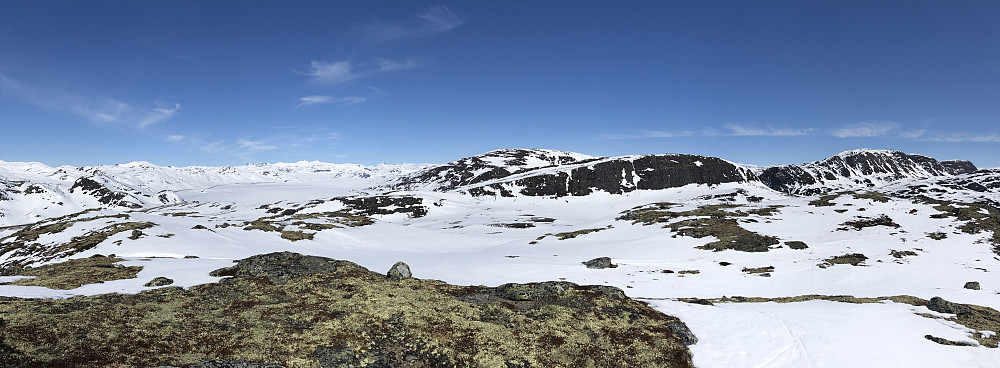 Målegge bak, Kvannegrøberget og Horntind med markerte bratte sørsider. Sett fra Raubergkampen