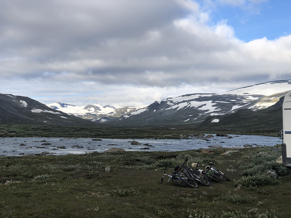 Tidlig morgen fra p-plassen. Store Veotind sees litt utydelig, som en spiss trekant midt i bildet omtrent, med en skydott på toppen