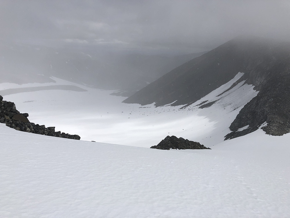 Returen så jeg frem til, for den går ned her, på snø og bre. Til høyre for steinformasjon i midten av bildet.