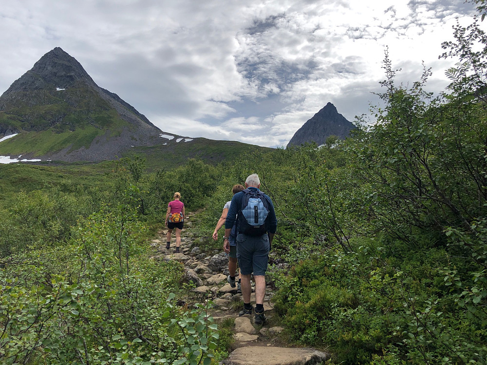 På vei mot Litlevatn. Slogen bak til høyre