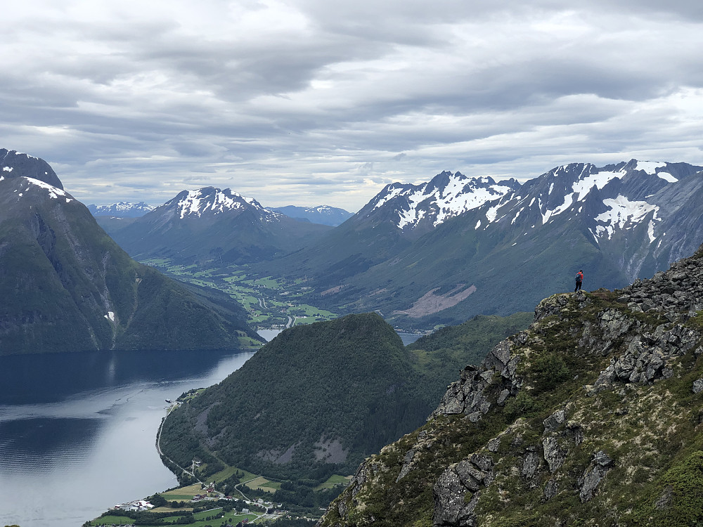 Urke skimtes ved sjøen, og fergeleie Leknes lengre ut i fjorden.