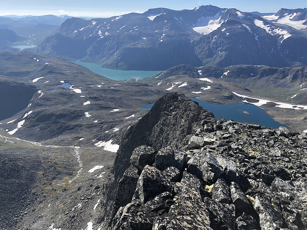 Utsikt fra Søre Surtningssue, (S3). Gjende grønn