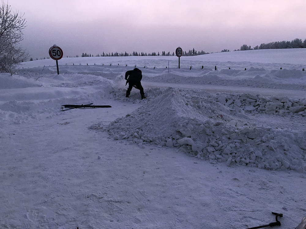 Eftanstrim ved søppelkontaineren.
