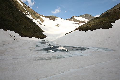 Estany Negra - vann og deilig snø å løpe ned på