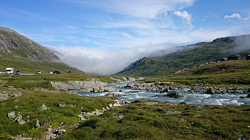 Sol og blå himmel på Krossbu, mens tåka fortsatt ligger over Bøverdalen.