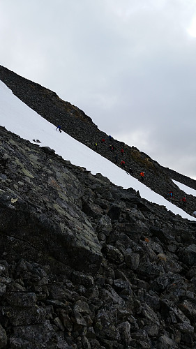 Hardt snøfelt og skråbratt steinur.