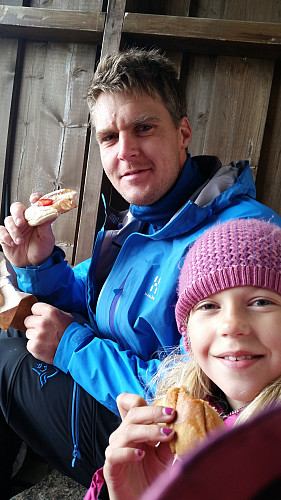 Kanelboller fra Bakeriet i Lom smaker topp på en litt kjølig Bitihorn-topprast.