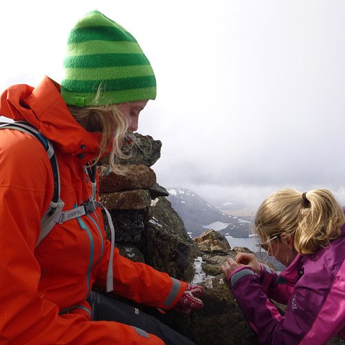 Snømannbygging på toppvarden.