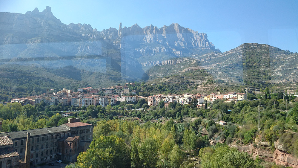 Utsikt mot Monteserrat, fra toget.