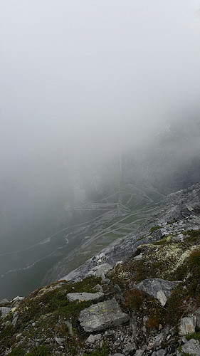 Utsikt til Trollstigen på vei opp til Bispen. Litt uheldig med været da det var mye tåke både på vei opp og ned.