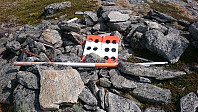 Follahøgda Sør (Trigpunktet 643 moh) er ca 200 m sørvest for "Ti på topp". Her er vi omgitt av antenner og andre installasjoner.