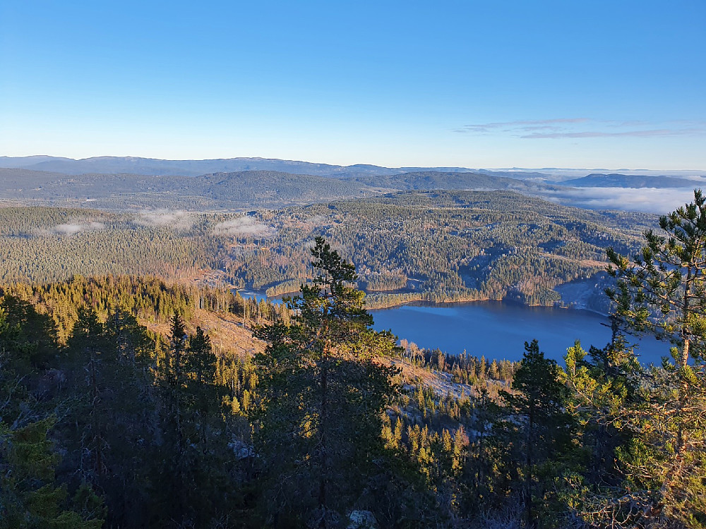 Fra Høgnipa og ned mot Bergsjø og Høgfjell bak