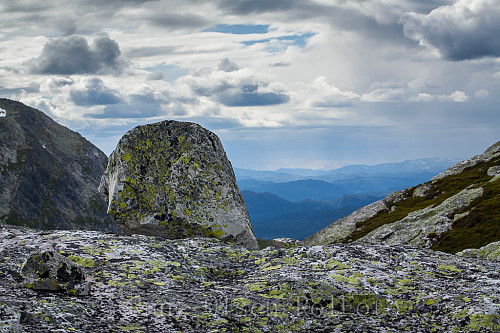 Mange flotte steiner å bruke som forgrunn oppe på topplatået av Blåtjønnfjell