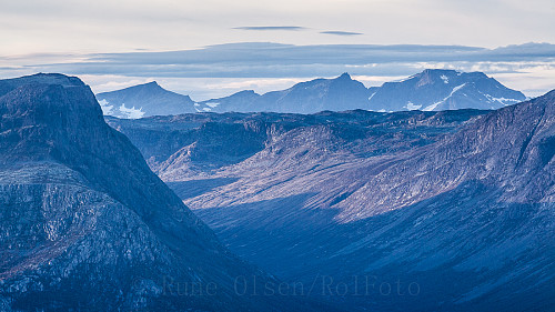 Kveldsutsikt mot nord fra Smådalsfjellet. Skutshorn til venstre og Vennisfjellet til høyre i forkant av bildet. Bak ruver Jotunheimen.