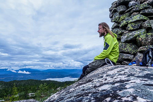 Selvportrett ved varden. Mælefjell og Røysdalsnuten i bakgrunnen til venstre.