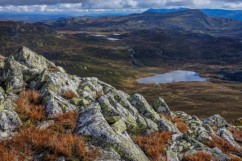 Utsikt mot Vindeggen fra stupkanten av Brattefjell i nord