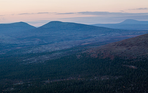 Kveldsutsikt mot nord fra Tissvola. Marsfjellet og Kverninghøgda til venstre, Søskarven til høyre bak.