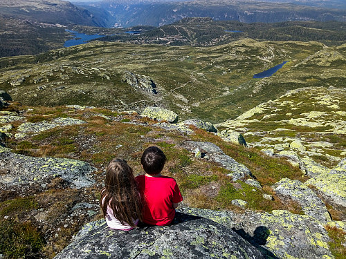 Ungene skuer utover fra Ørnenipa