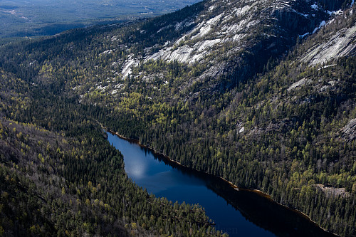 Utsikt fra Rønnomsnibben over Rønnomsvatnet.
Helt i enden campet jeg. Skaret opp til høyre var morgendagens mål, som jo ikke ser særlig bratt ut fra denne vinkelen...men bilder kan ljuge..