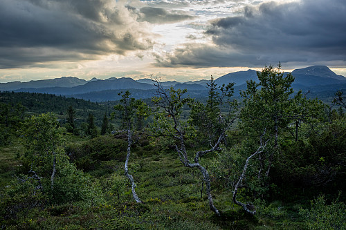Solnedgang og truende skyer over Brattefjell.