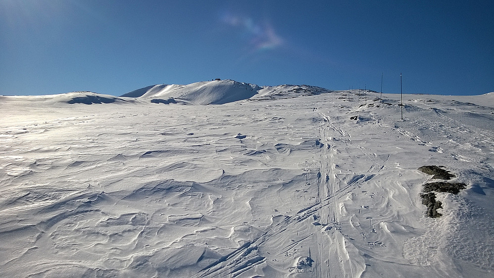 Etter 600 hm er det godt i alle fall å kunne se toppen... Ruta på Ruten er merka med stålstaver - og er svært værutsatt.