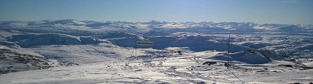 Utsikten mot sør. Et banner er satt opp med navn på fjellene i synsranden. Jeg kjente igjen bare et par i Trollheimen, de jeg har vært på tidligere.