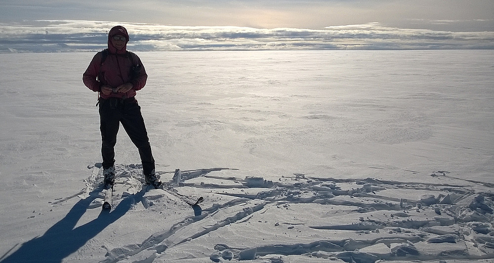 Knut Sverre feiret sin siste kommunetopp i hjemfylket med behersket glede, men var nøye på å ha tråkket på eksakt rett punkt i snøen...