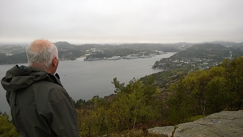 Knut Sverres utsikt fra trimfjellet, mot marinebasen Håkonsvern. Ulovlig bilde???