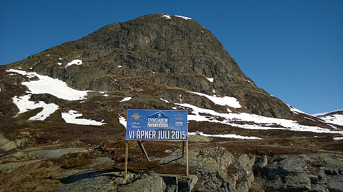 Juli 2015 åpnet en via ferrata opp fjellveggen her...