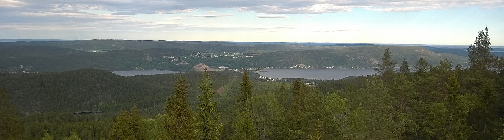 Utsikt fra toppen: T.v Drammensfjorden (Dramstadbukta). Det smale Svelviksundet anes midt i bildet, der morenen ligger. Ytre del av Drammensfjorden t.h.