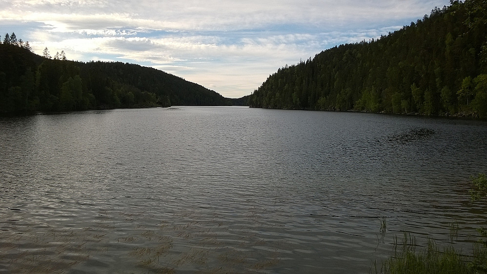 Ebbestadvann, drikkevann og naturperle i Svelvik kommune. Telting og bading forbudt, men ikke fotoforbud.