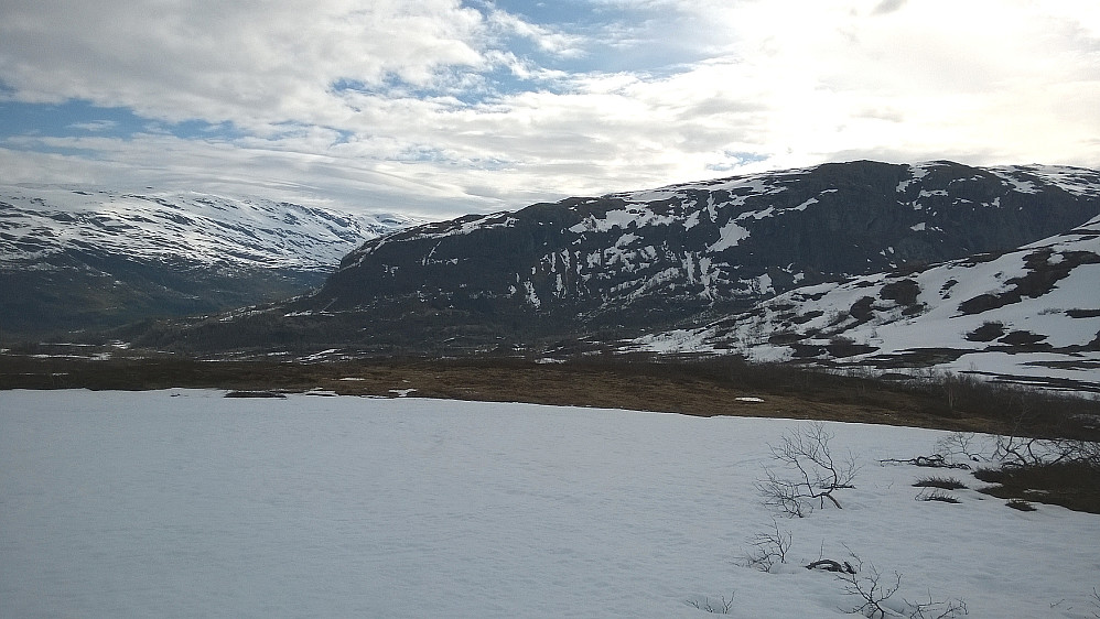 Ser tilbake mot dalen jeg kom opp (og hvor Korlevoll skisenter ligger).
