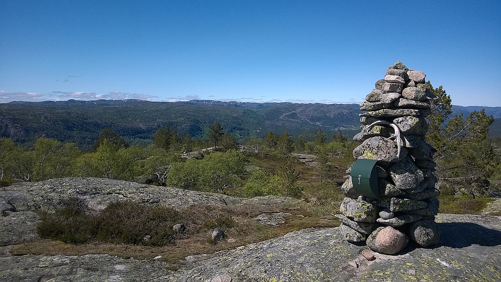 Nede i senter av bildet aner man en varde, og det er her hovedstien til Ørnemyrfjellet kommer opp - tror jeg.