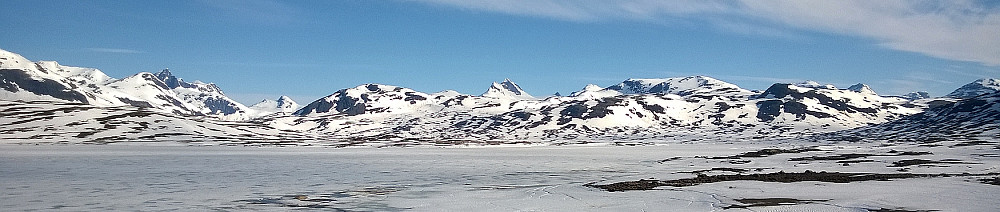 Rekordmye snø. Bildet tatt 23.juni! På Tyinholmen avbestilte folk rommene sine i hopetall, da det ikke var forhold for fotturer, fortalte bestyrerinnen meg.