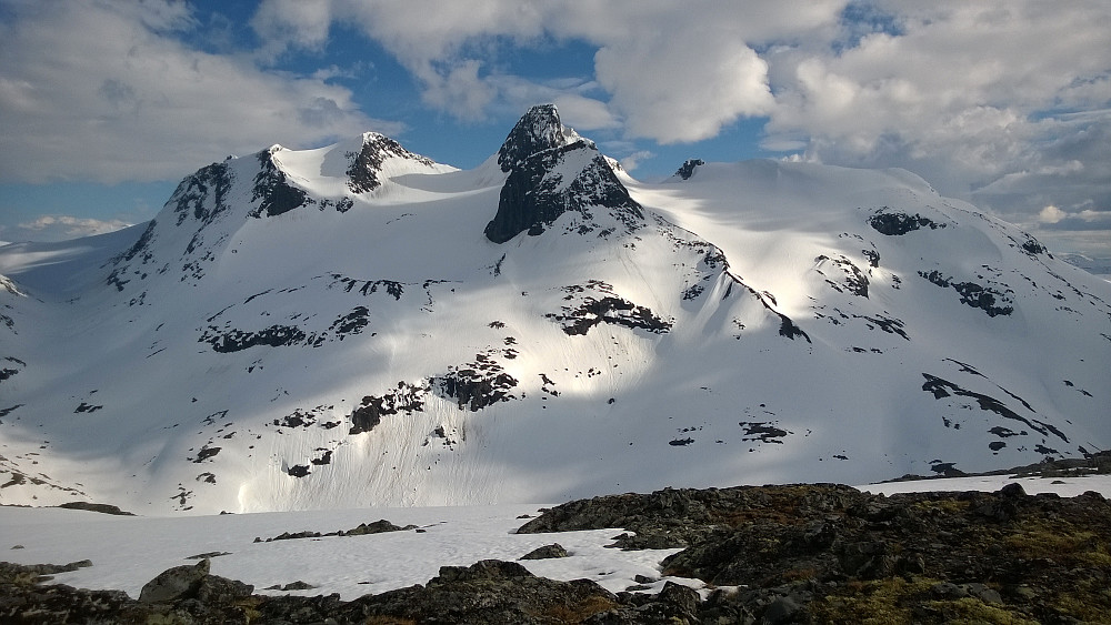 Stølsnostinden tok seg utrolig flott ut fra denne toppen; fra nord! I kveldssola ble dette en naturopplevelse.