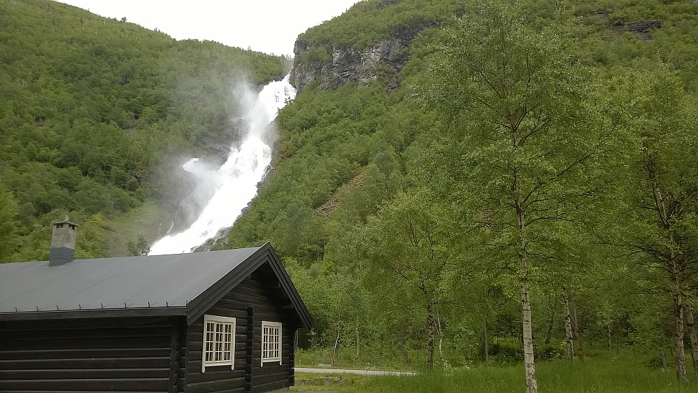 Hjellefossen gikk brei og hvit og skummende. Stien går ned på venstre side av fossen på bildet. (nord)