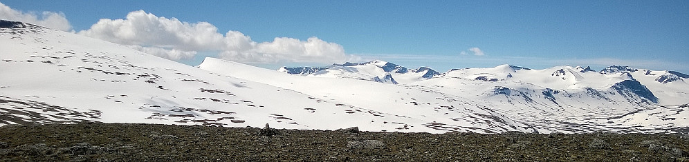 Fra Veslkjølen så jeg toppen av Austre Hestlægerhø, som var neste mål, bare 4 km unna, som en hvit kjegle noe til venstre i bildet.