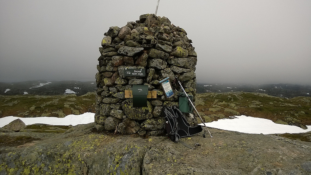 Siste Sørlandstopp! Skrev meg inn i toppboka i blesten. Utsikten var noe begrenset av skyer, dessverre.