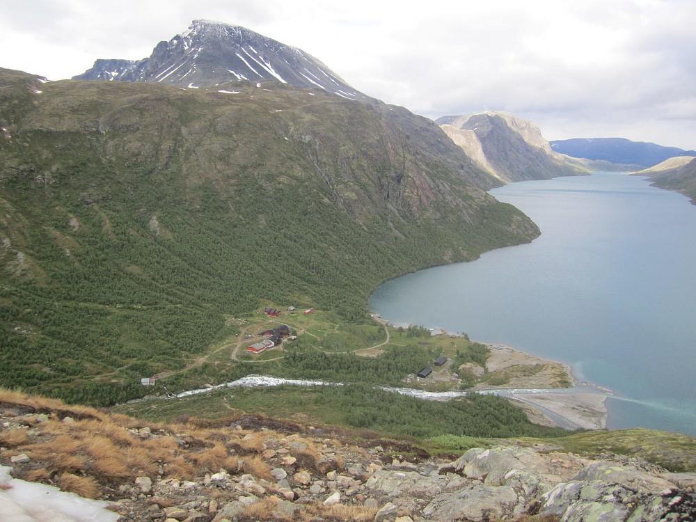 Overblikk: Memurubu, Besshøi, og Besseggen langt bak og noe til høyre i bildet. Gjendesheim ved enden av Gjende helt bakerst til høyre.