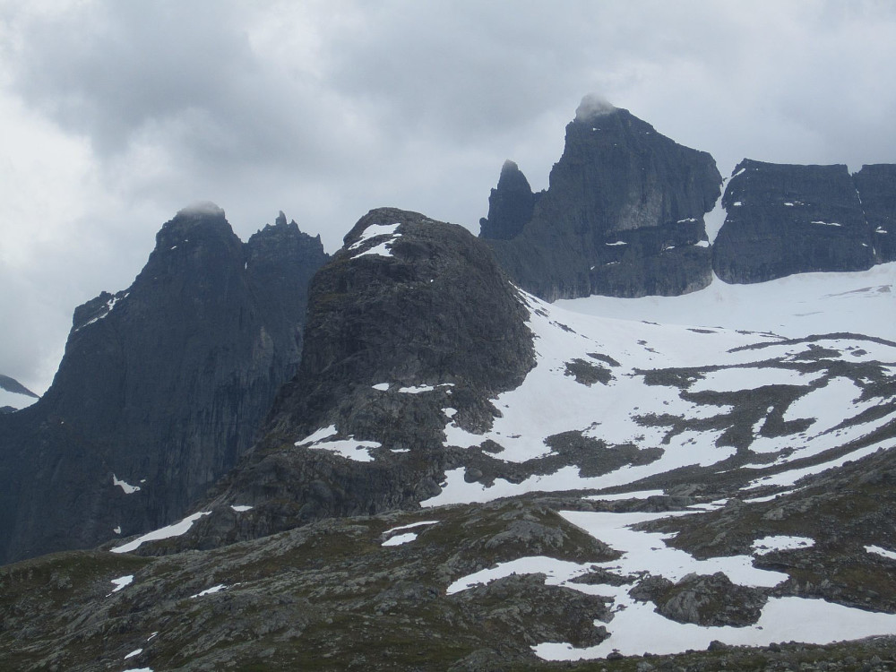 Man kan fortsette (ikke merking) innover mot Adelsfjellet og helt til Nordre Trolltind, hvor man får utsyn rett inn i Trollveggen. Nordre Trolltind krever litt klyving...